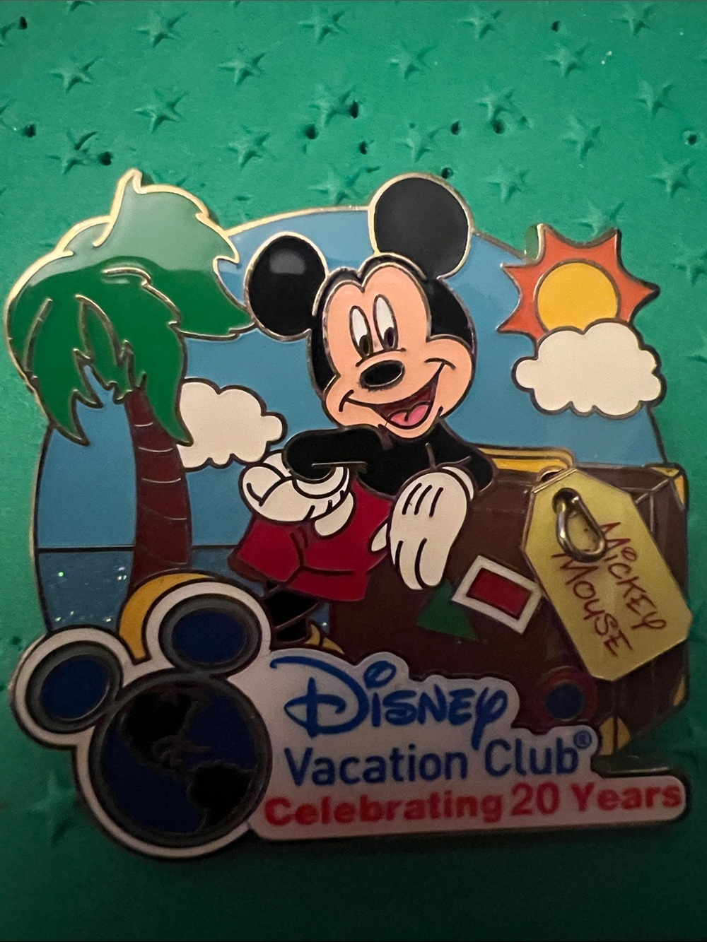 DISNEY VACATION CLUB 2011 DVC CELEBRATING 20 YEARS MICKEY MOUSE WITH LUGGAGE PIN